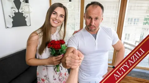 Yaşlı Zengin Adamı Eve Götürüp Kendini Siktiriyor